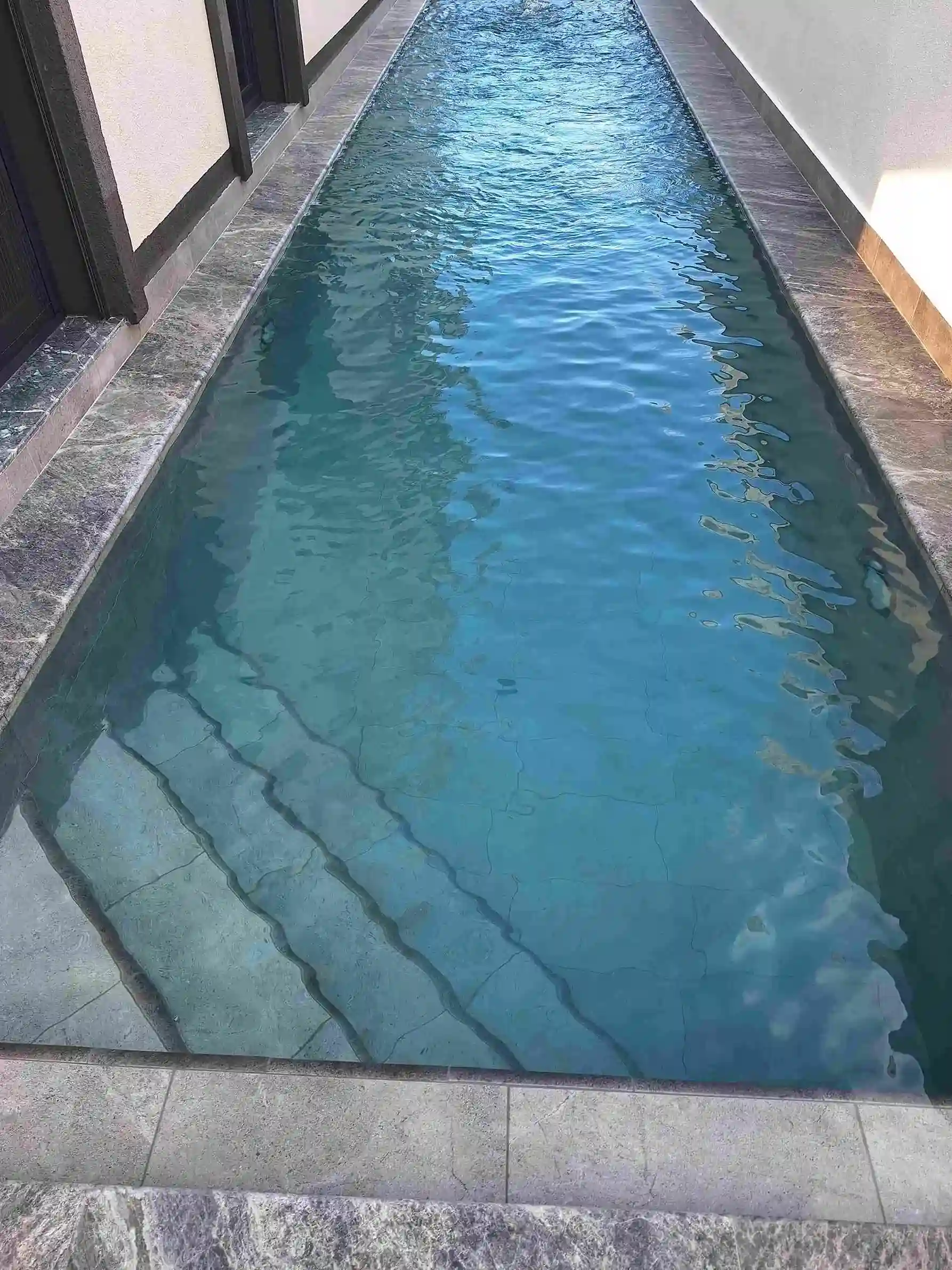 Temiz ve berrak suyuyla göz alıcı bir yüzme havuzu